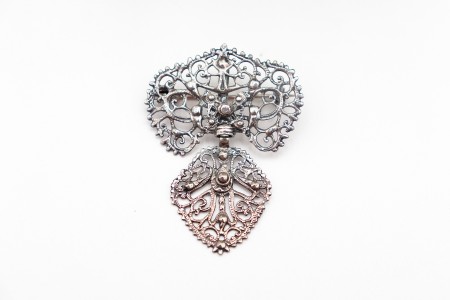 Alfinete de peito em prata recortada ao estilo filigrana saquilé